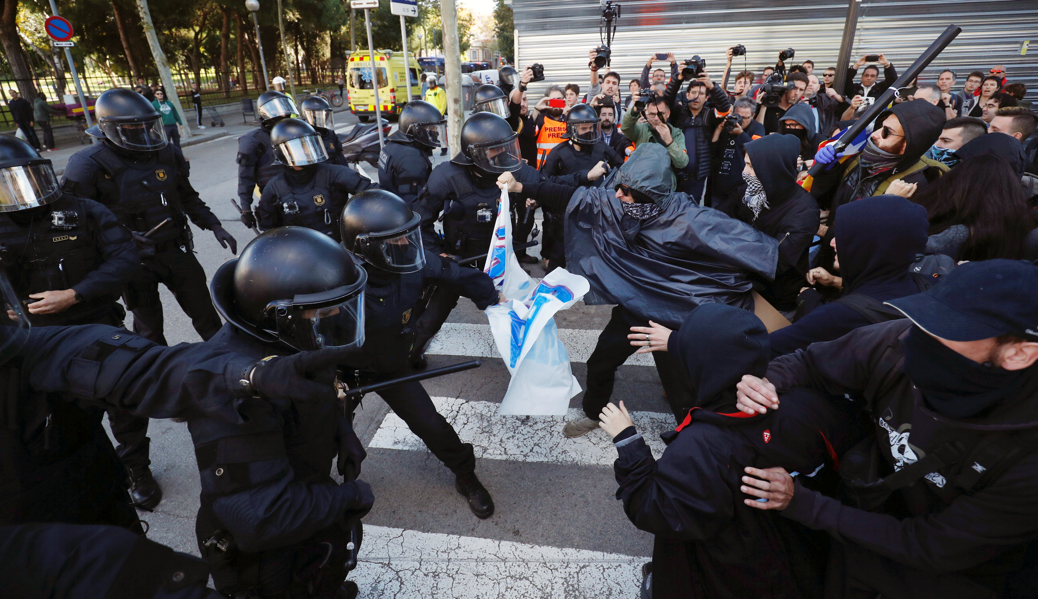 كر وفر بين الشرطة والمتظاهرين فى برشلونة (6)