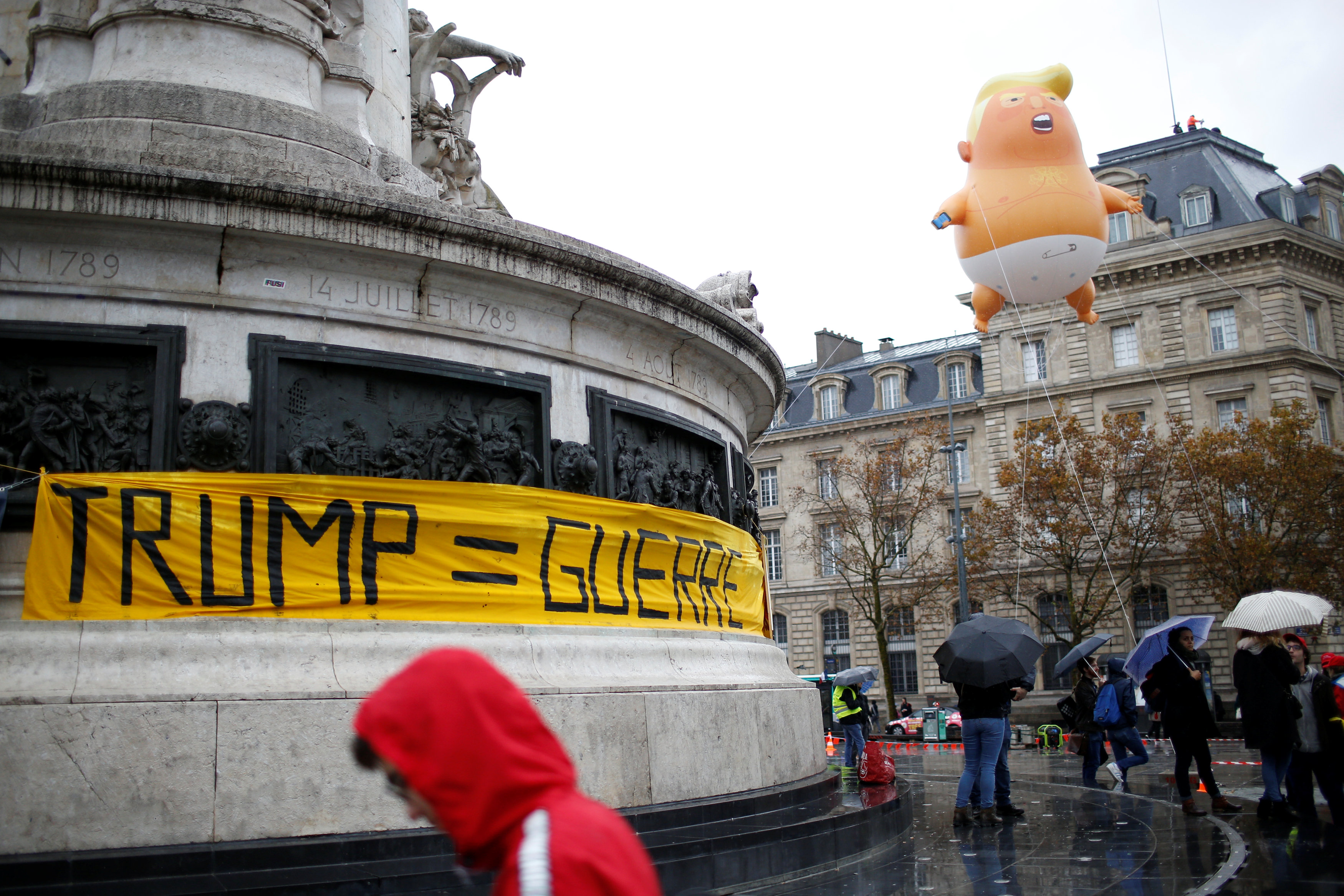 بالون يسخر من ترامب فى قلب العاصمة الفرنسية تزامنا مع الاحتفالية
