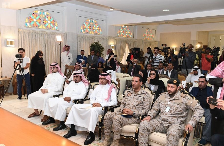 المتحدث باسم التحالف وعدد من القيادات خلال حضورها المؤتمر المتحدث باسم التحالف وعدد من القيادات خلال حضورها المؤتمر