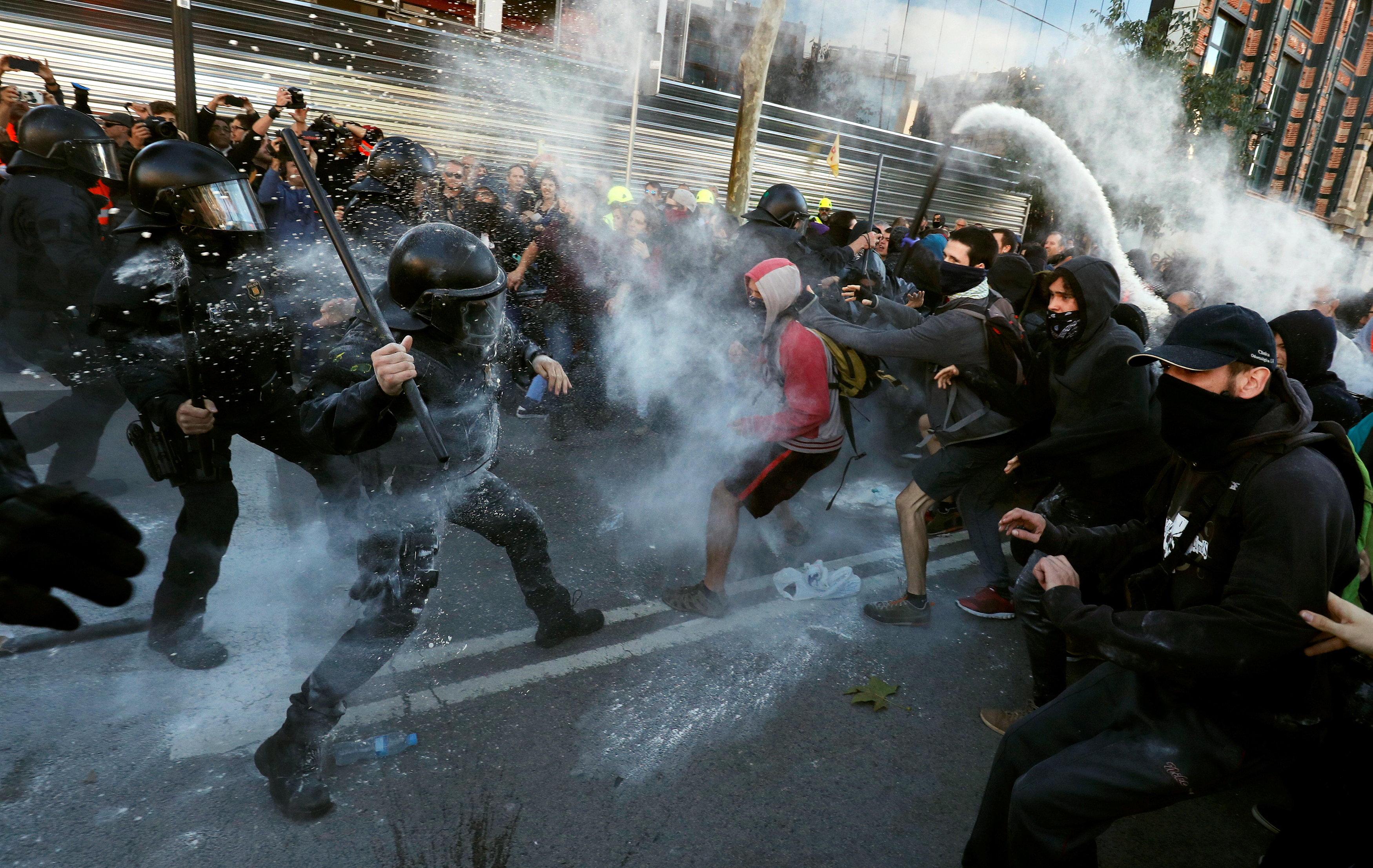 كر وفر بين الشرطة والمتظاهرين فى برشلونة (8)