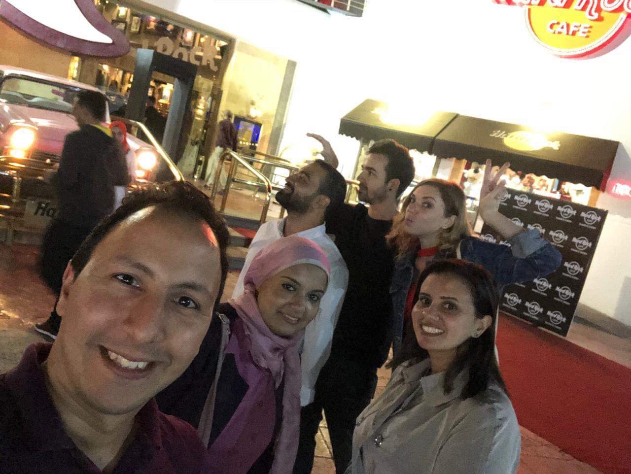ماريا مع مجموعة من شباب المنتدى
