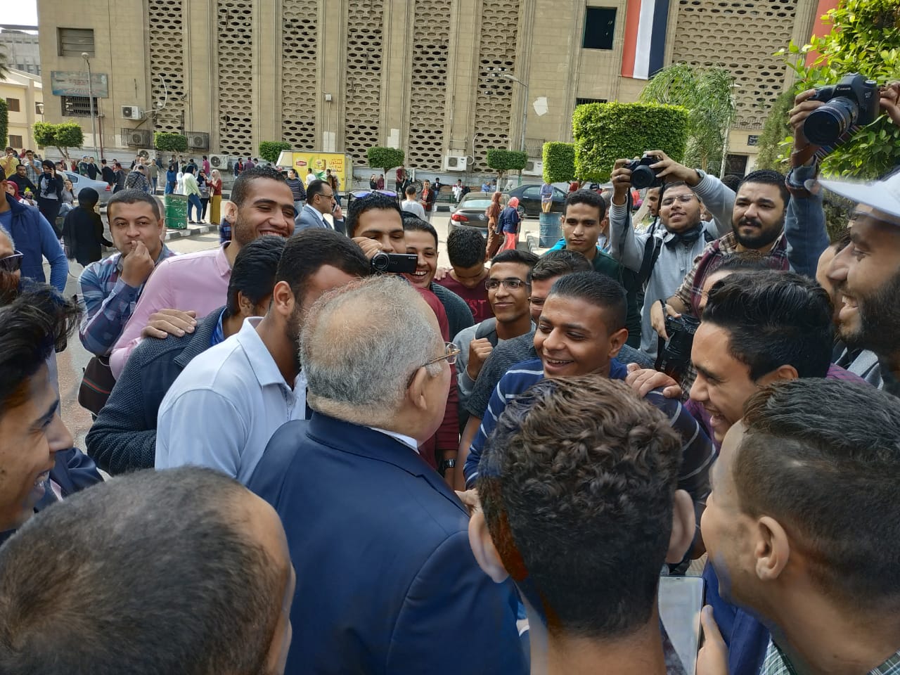 جانب من جولة رئيس جامعة القاهرة  (1)