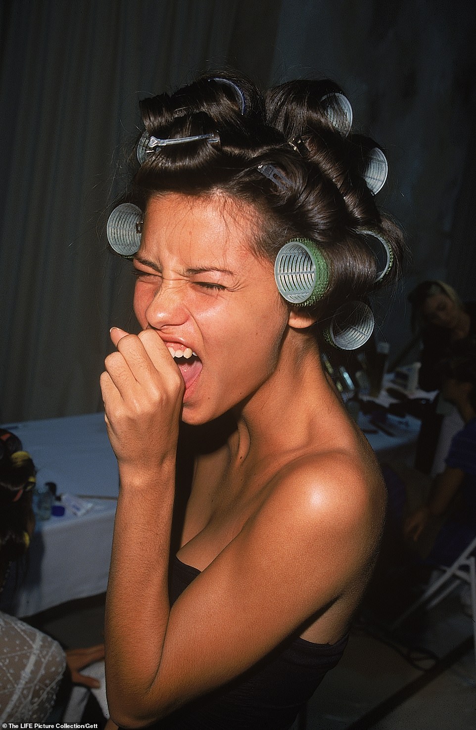 أدريانا ليما قبل عرض مجموعة فكتوريا سكريت 2000