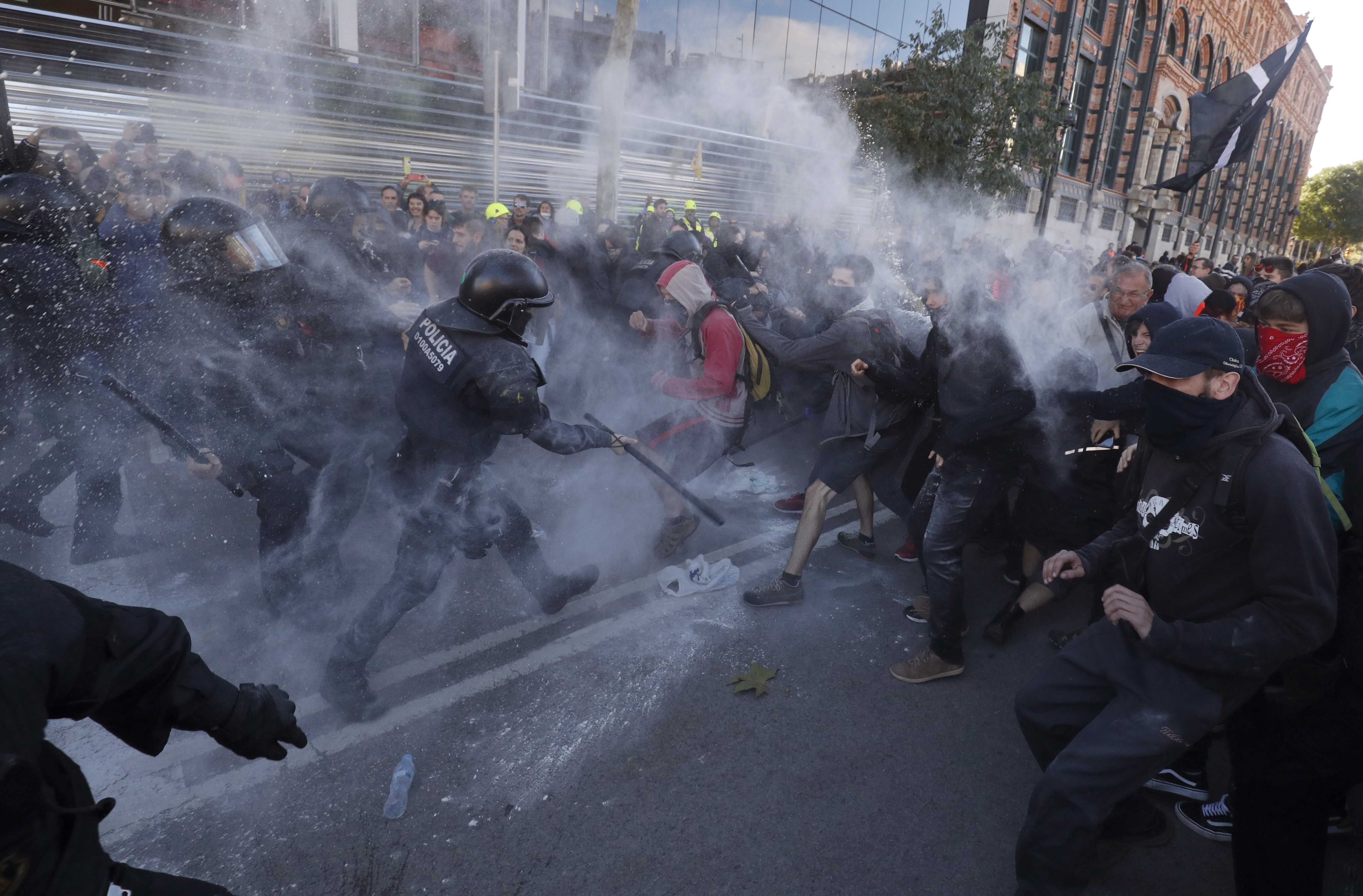 كر وفر بين الشرطة والمتظاهرين فى برشلونة (9)