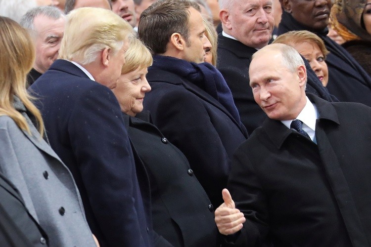 بوتين يشير بعلامة الرضا لنظيره الأمريكى دونالد ترامب