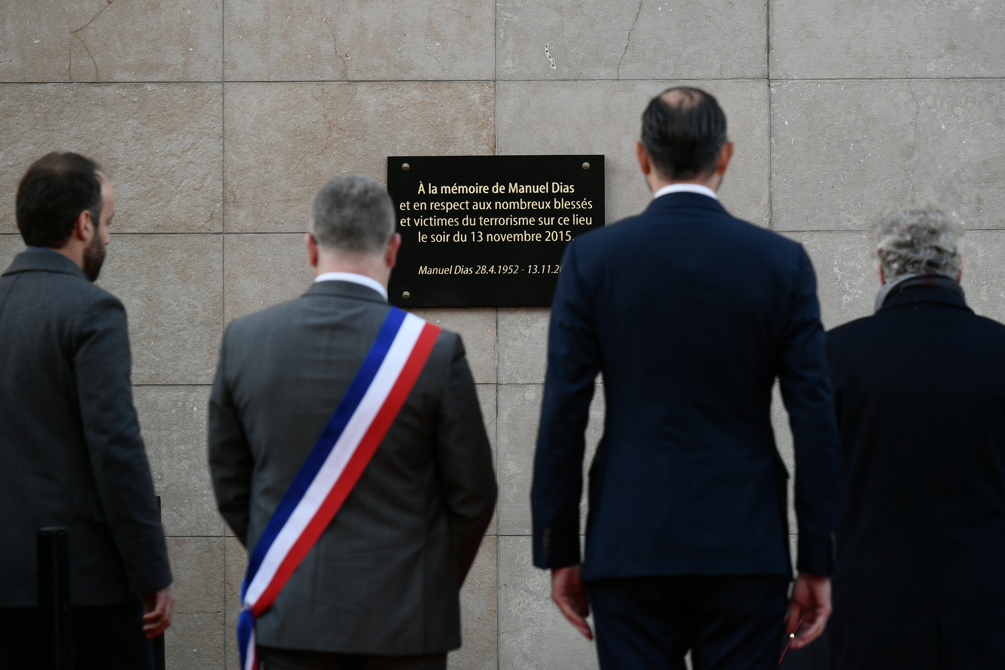 رئيس الوزراء الفرنسى وعدد من المسئولين أمام النصب التذكارى