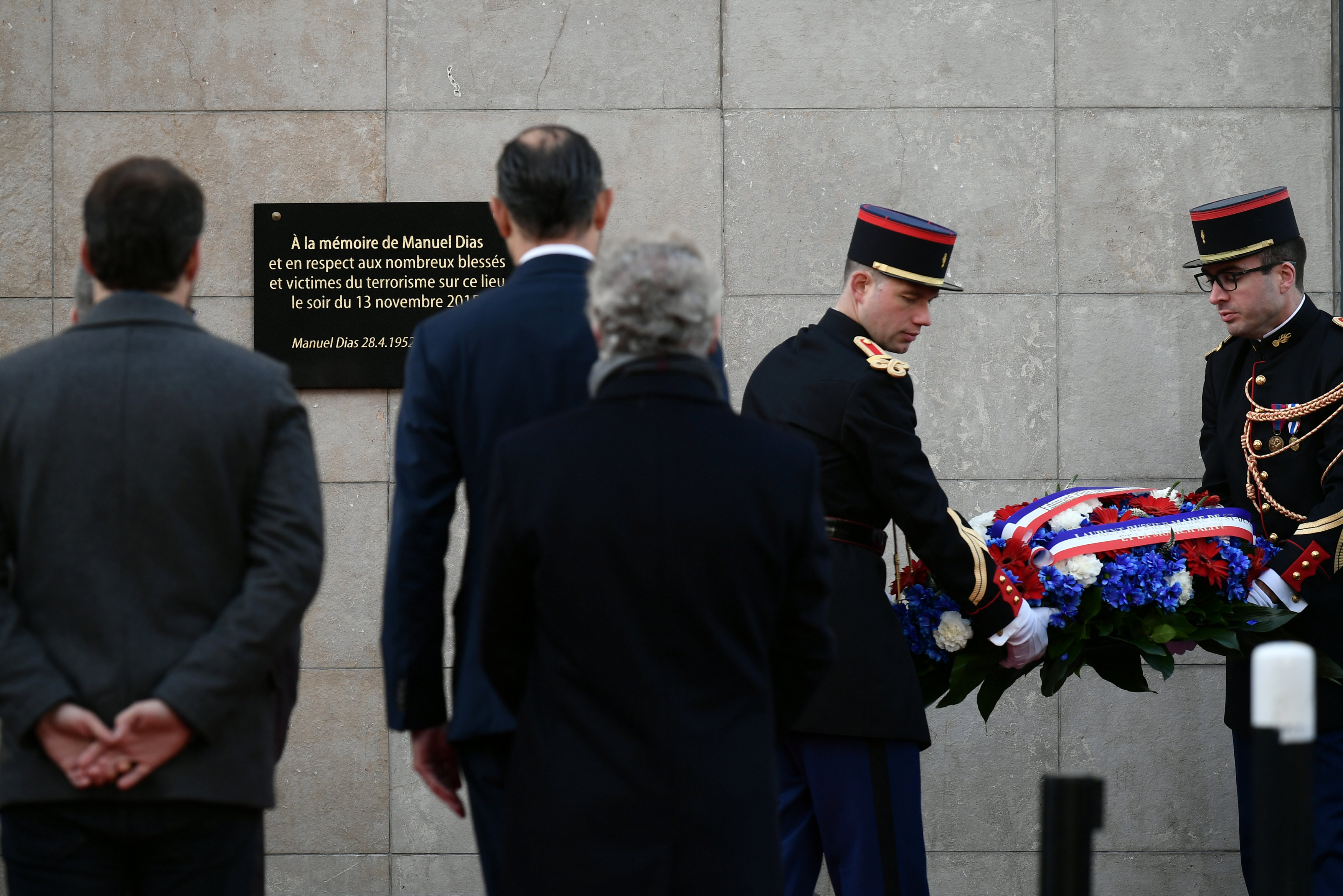 رئيس وزراء فرنسا يشارك فى إحياء ذكرى الهجمات الإرهابية بباريس