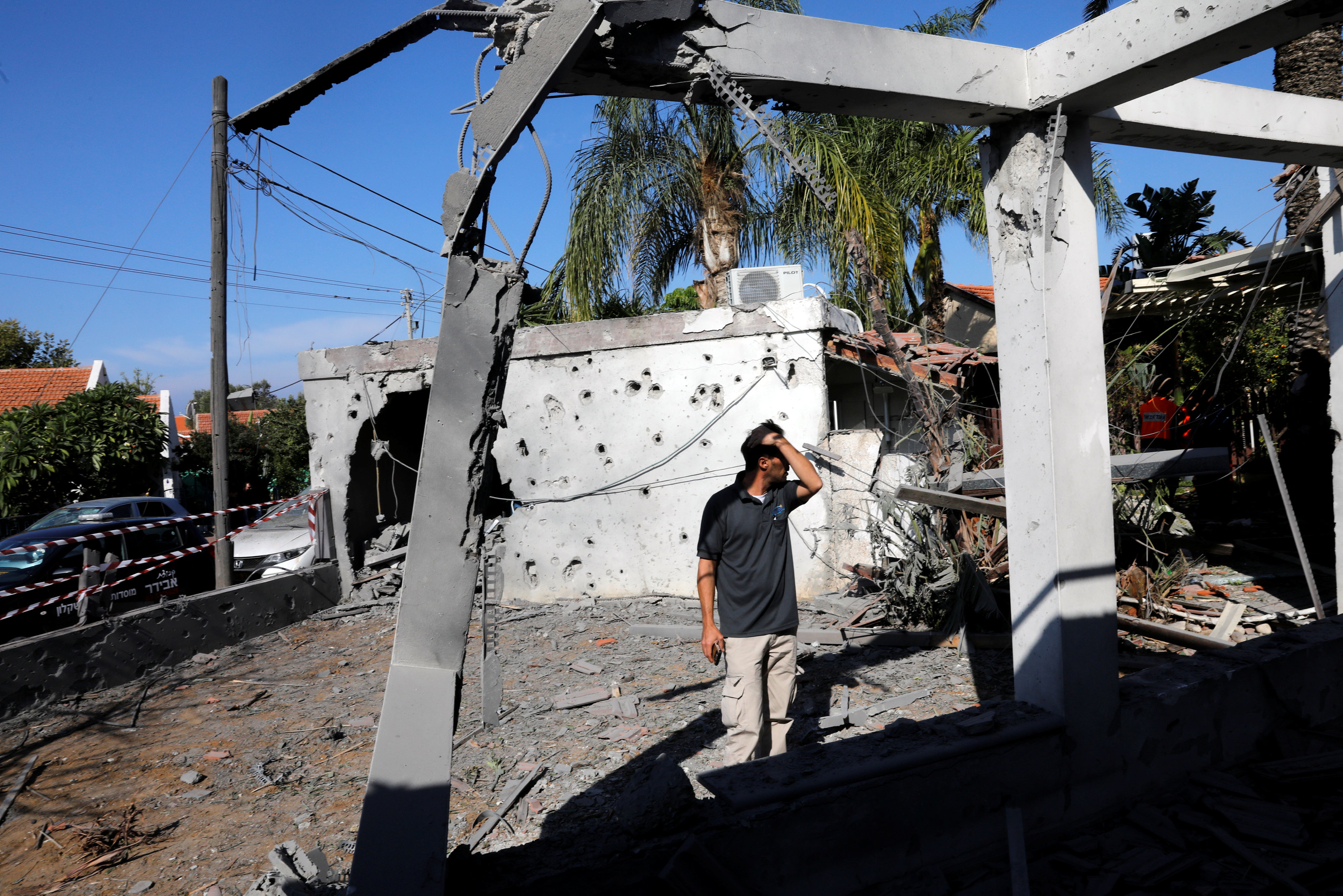 أحد مواطنى غزة بتحسر على منزله المنهار بفعل القصف الإسرائيلى