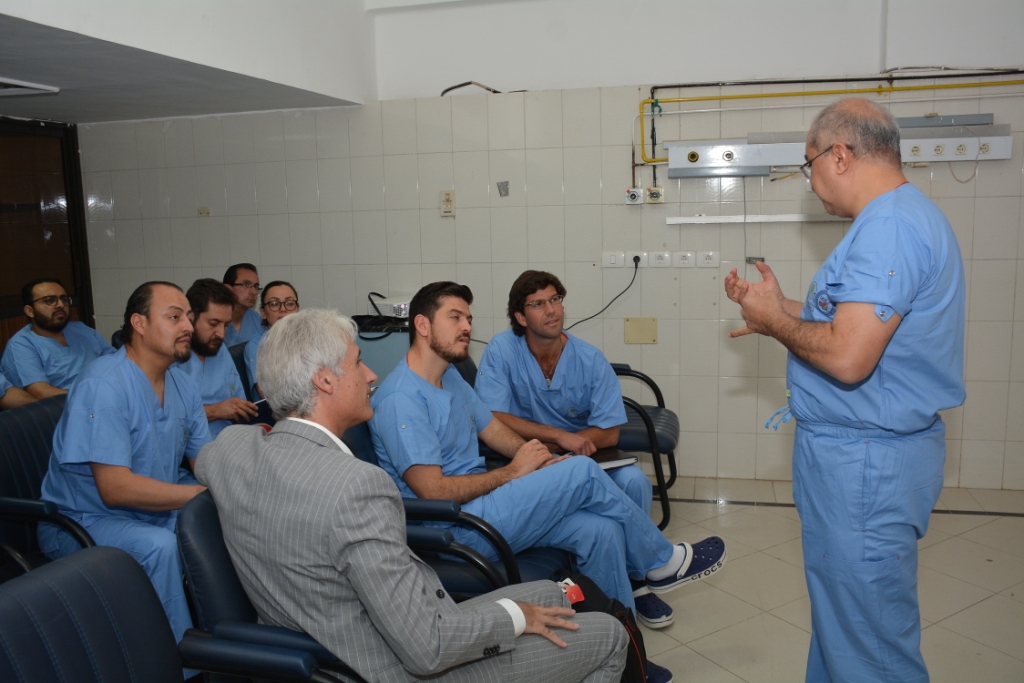 رئيس جامعة أسيوط أثناء تدريبة لوفد الطلاب الأمريكى على جراحة الضفيرة العصبية (4)