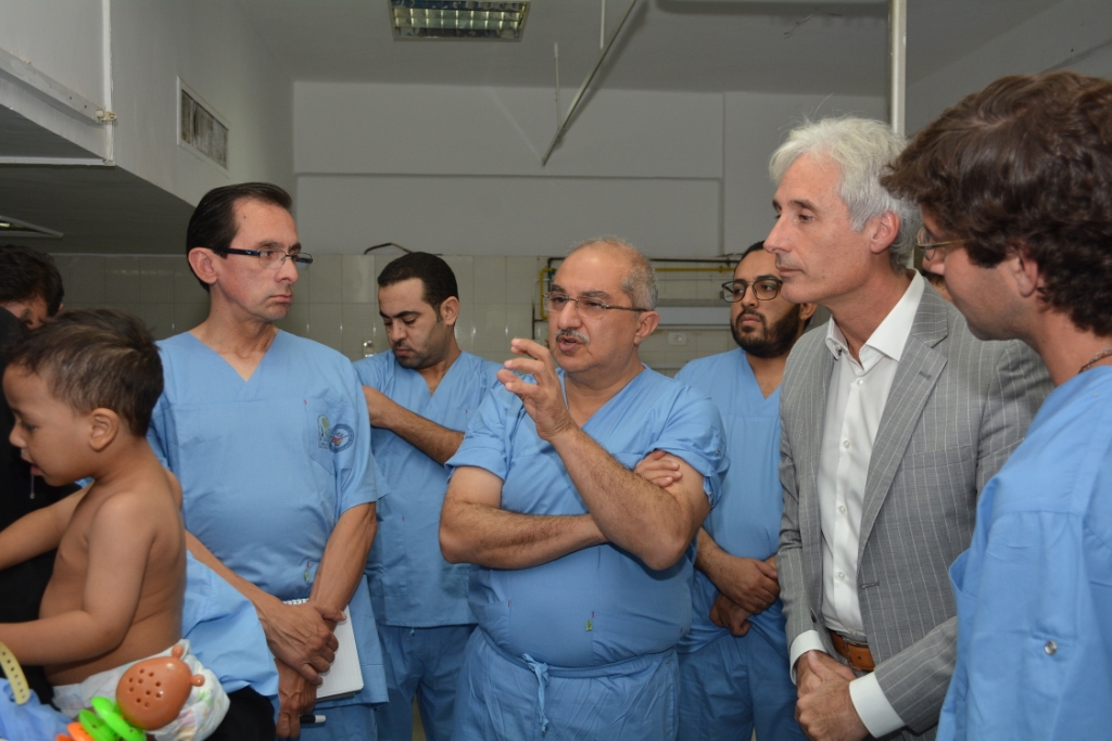 رئيس جامعة أسيوط أثناء تدريبة لوفد الطلاب الأمريكى على جراحة الضفيرة العصبية (8)