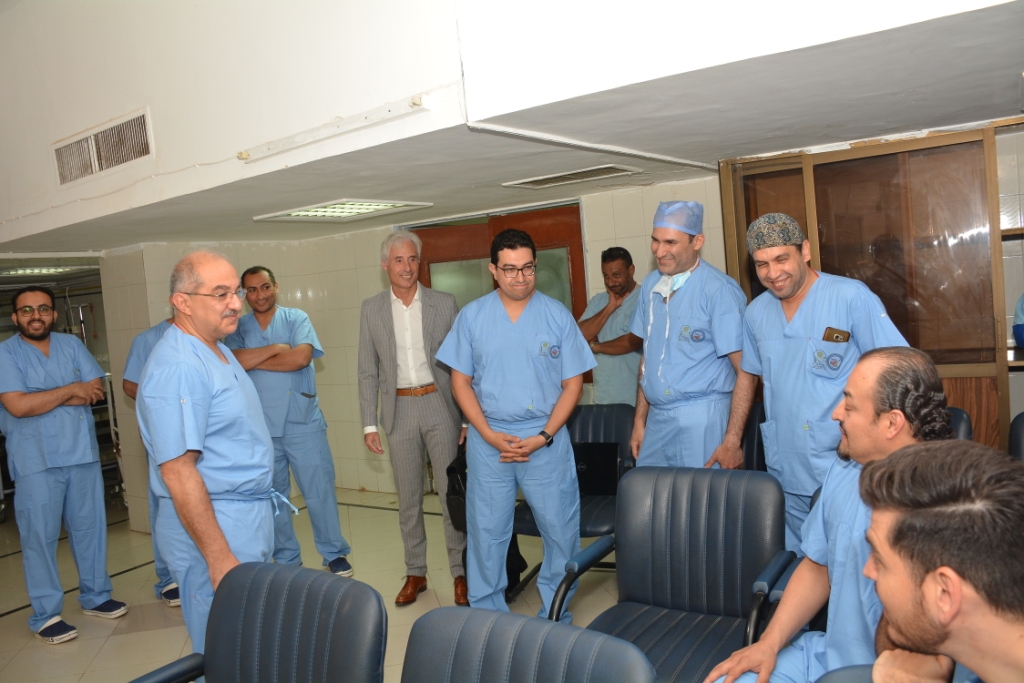 رئيس جامعة أسيوط أثناء تدريبة لوفد الطلاب الأمريكى على جراحة الضفيرة العصبية (1)