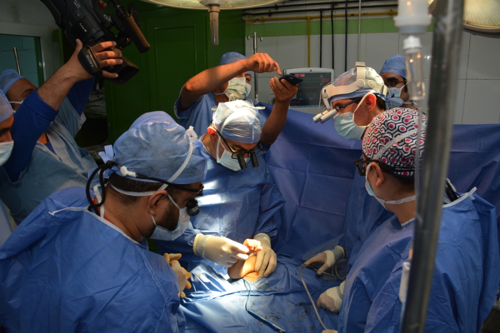 رئيس جامعة أسيوط أثناء تدريبة لوفد الطلاب الأمريكى على جراحة الضفيرة العصبية (11)