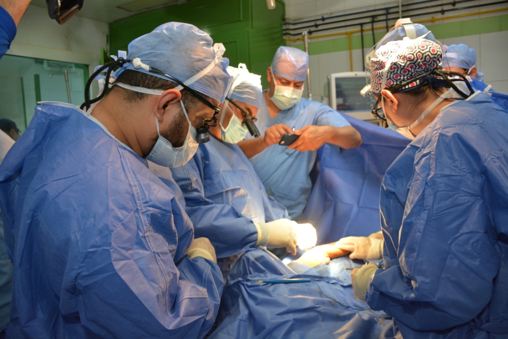 رئيس جامعة أسيوط أثناء تدريبة لوفد الطلاب الأمريكى على جراحة الضفيرة العصبية (13)