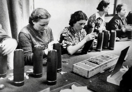 النساء يعمل فى صناعة القذائف فى الحرب العالمية الثانية