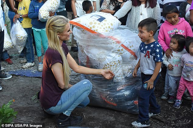 باريس هيلتون تصافح  الاطفال الناجيين من زلزال المكسيك
