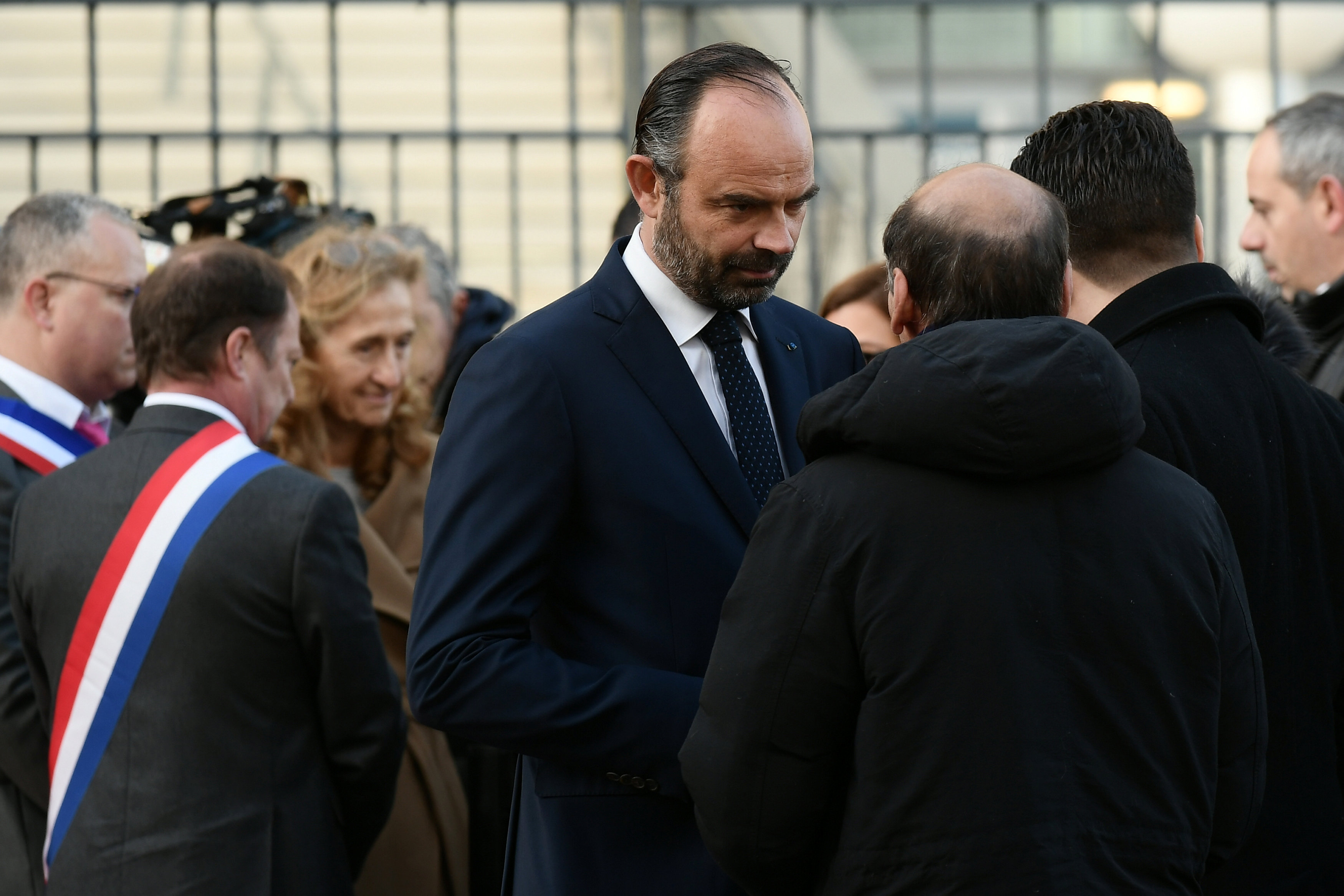 رئيس الوزراء الفرنسى يصافح عدد من أقارب الضحايا