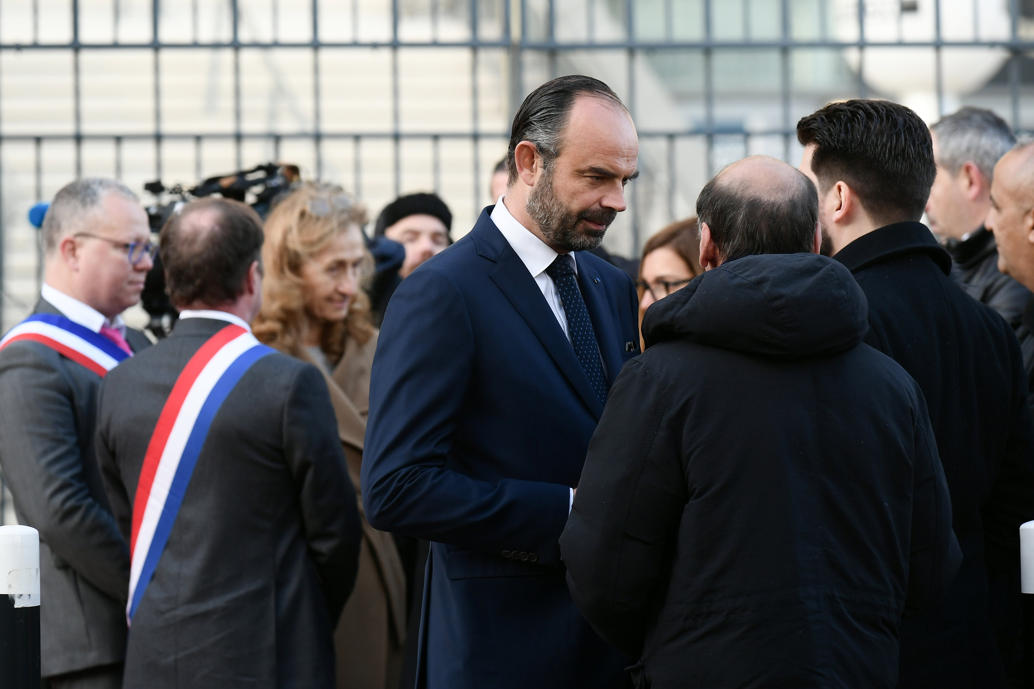 رئيس الوزراء الفرنسى فى حديث مع عدد من أقارب الضحايا