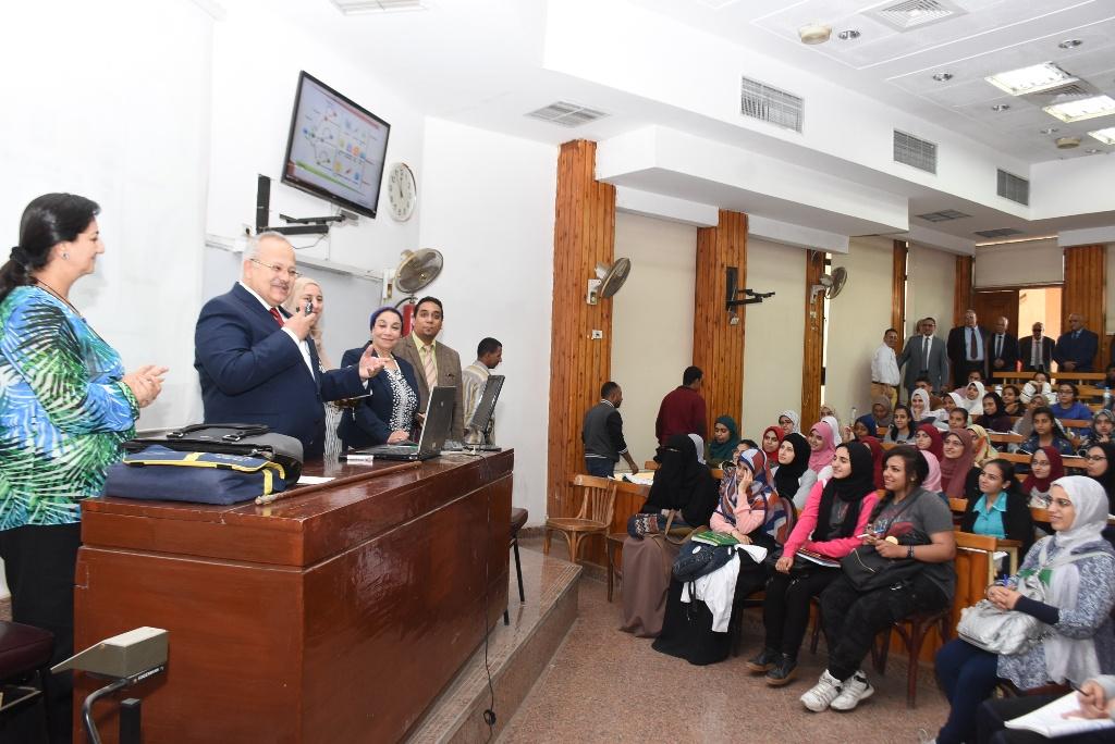 رئيس جامعة القاهرة يقوم بجولة بكلية الطب  (1)