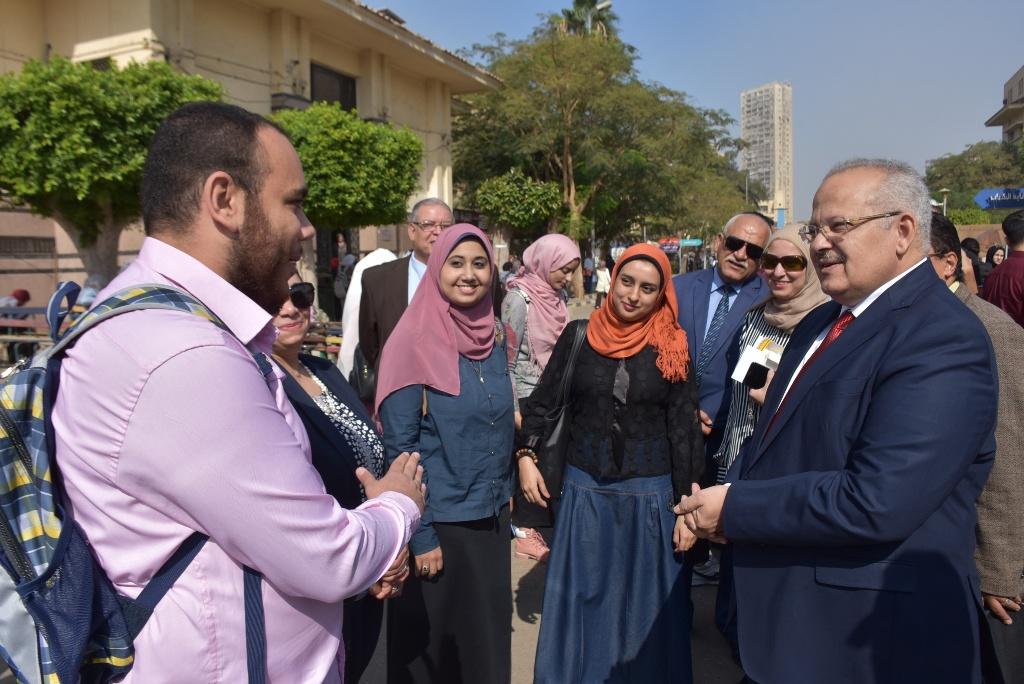 رئيس جامعة القاهرة يقوم بجولة بكلية الطب  (7)