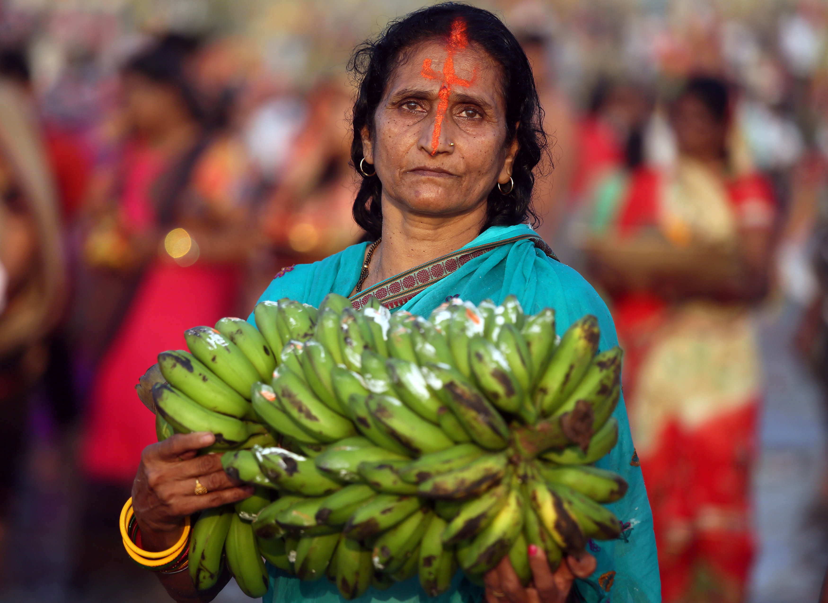 امرأة تحمل قرابين من الموز لإله الشمس
