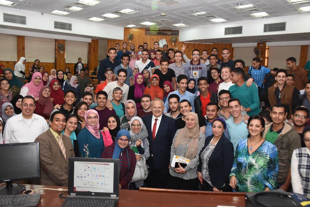 رئيس جامعة القاهرة يقوم بجولة بكلية الطب  (3)