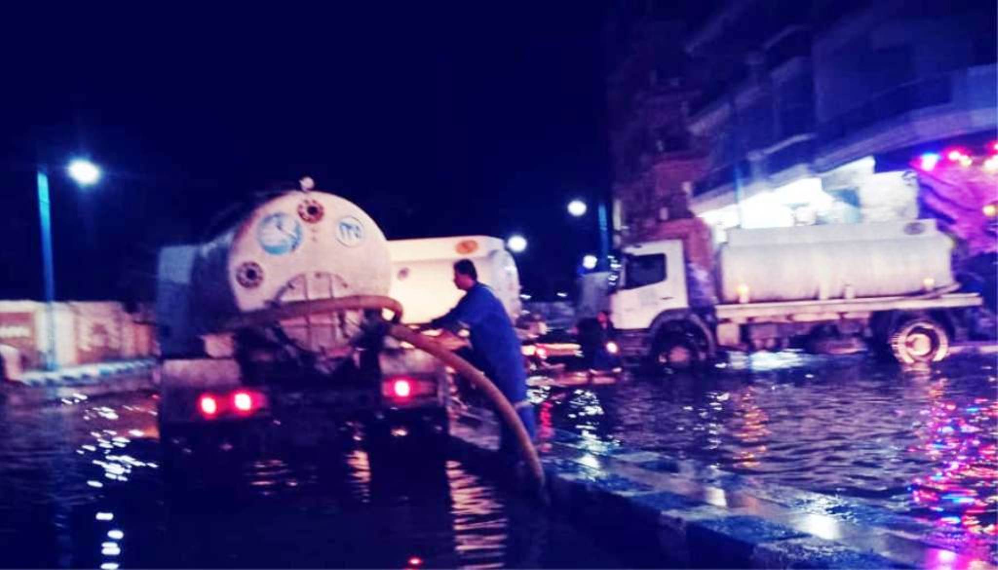 فرق طوارئ شركة مياه مطروح تزيل مياه الامطار من الشوارع   (1)