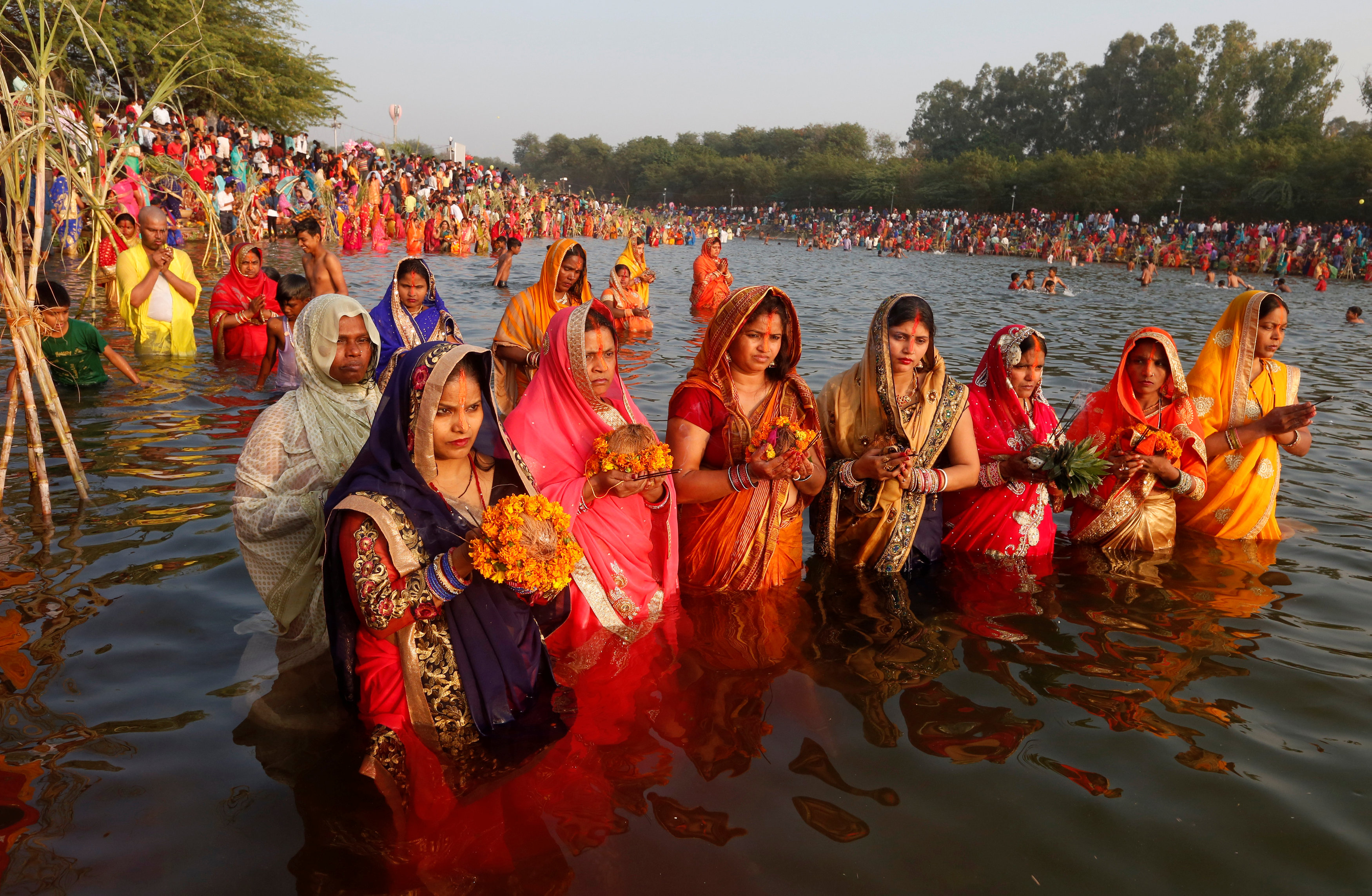مجموعة من النساء يحملن الزهور وقفن فى النهر