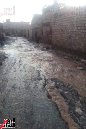 انهيار منازل فى عزبة سعيد بالمعابدة بمركز أبنوب بأسيوط بسبب السيول  (18)