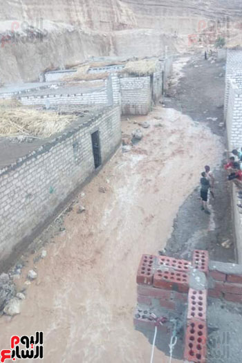 انهيار منازل فى عزبة سعيد بالمعابدة بمركز أبنوب بأسيوط بسبب السيول  (3)