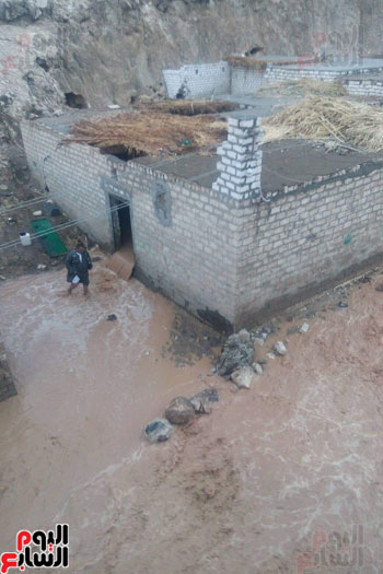 انهيار منازل فى عزبة سعيد بالمعابدة بمركز أبنوب بأسيوط بسبب السيول  (2)