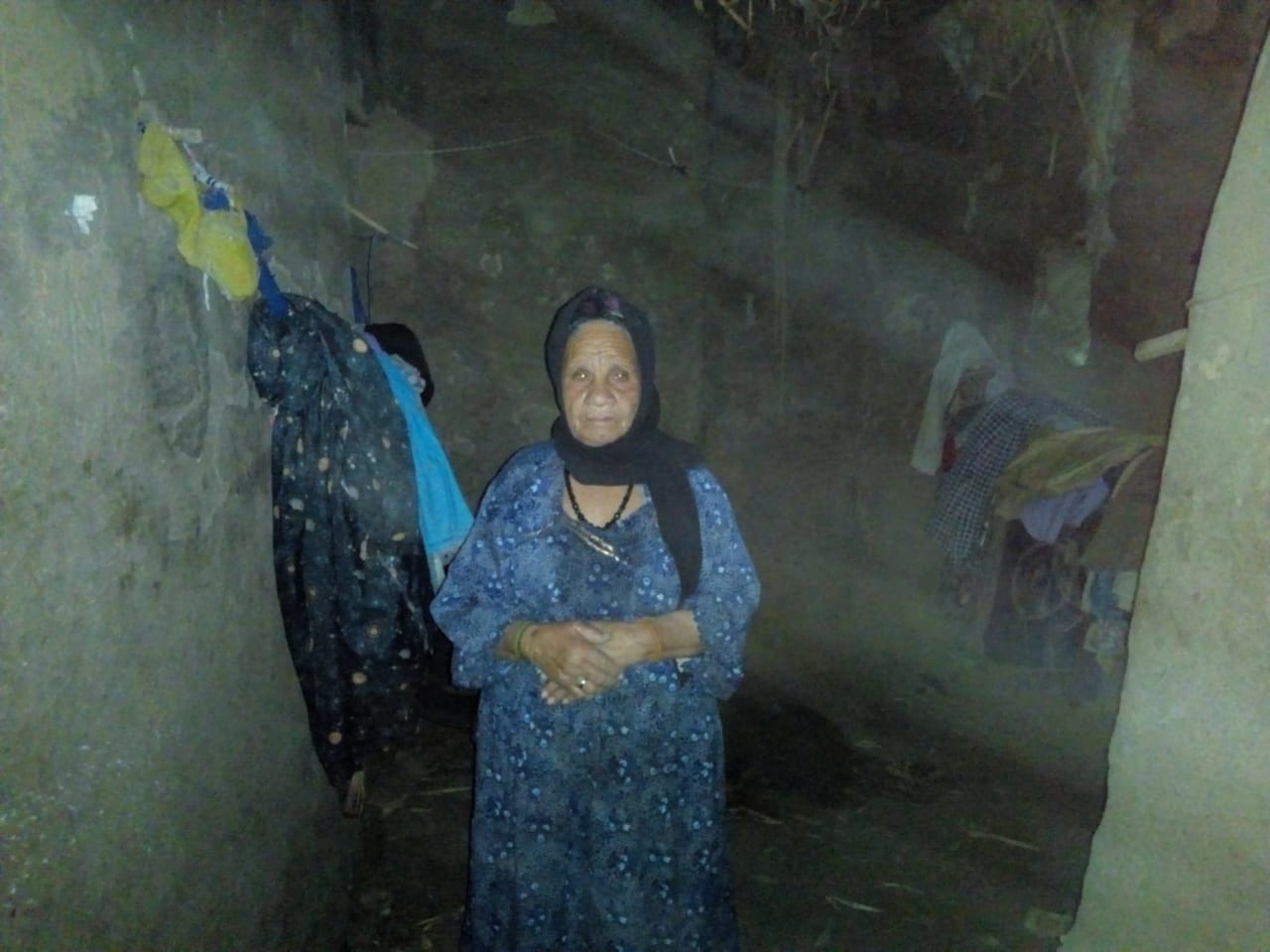 صور.. عجوز تناشد محافظ سوهاج بناء منزلها المنهار بسبب السيول (2)
