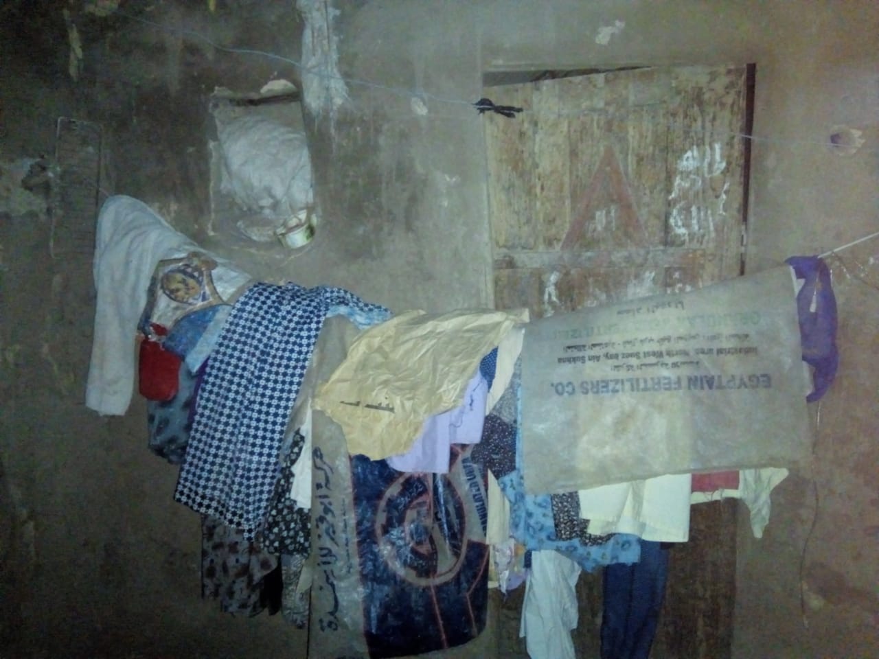 صور.. عجوز تناشد محافظ سوهاج بناء منزلها المنهار بسبب السيول (8)