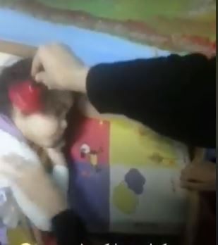 أحد العاملات توقذ طفلة من النوم بضرب جرس فى اذنها