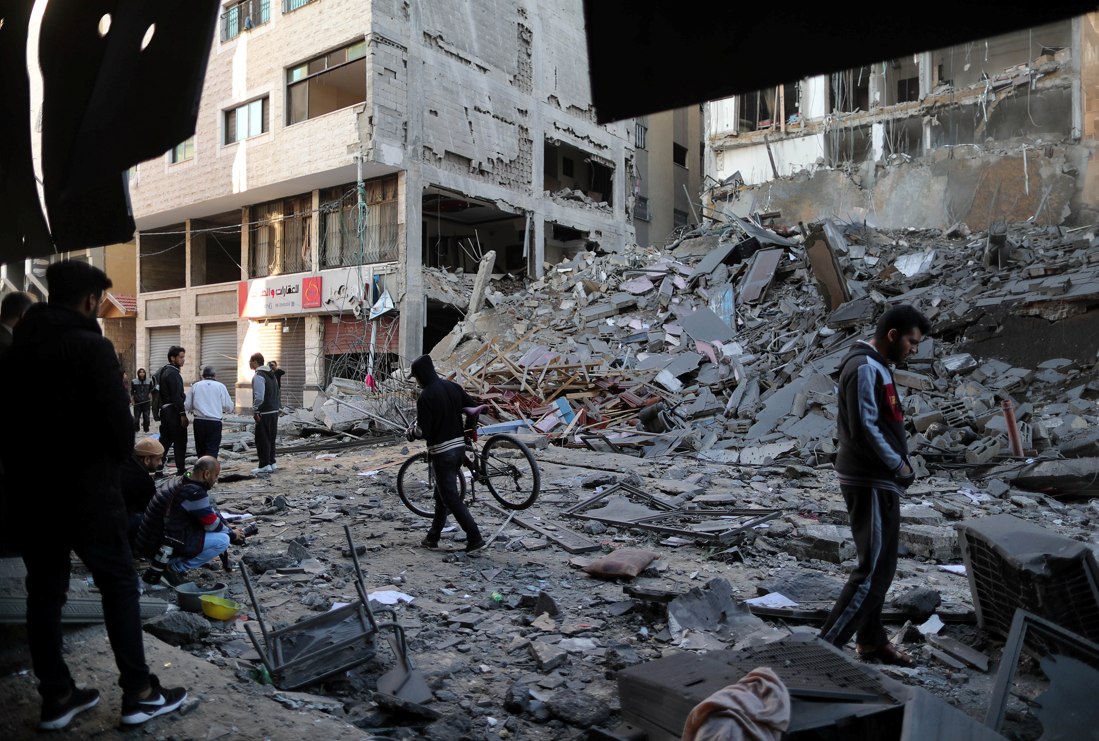 أثار القصف تطغى على المشهد فى غزة