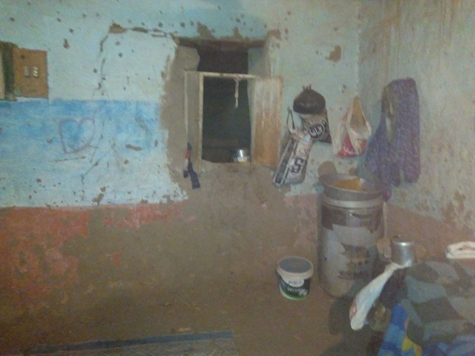 صور.. عجوز تناشد محافظ سوهاج بناء منزلها المنهار بسبب السيول (10)