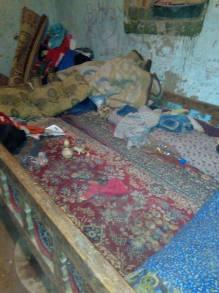 صور.. عجوز تناشد محافظ سوهاج بناء منزلها المنهار بسبب السيول (5)