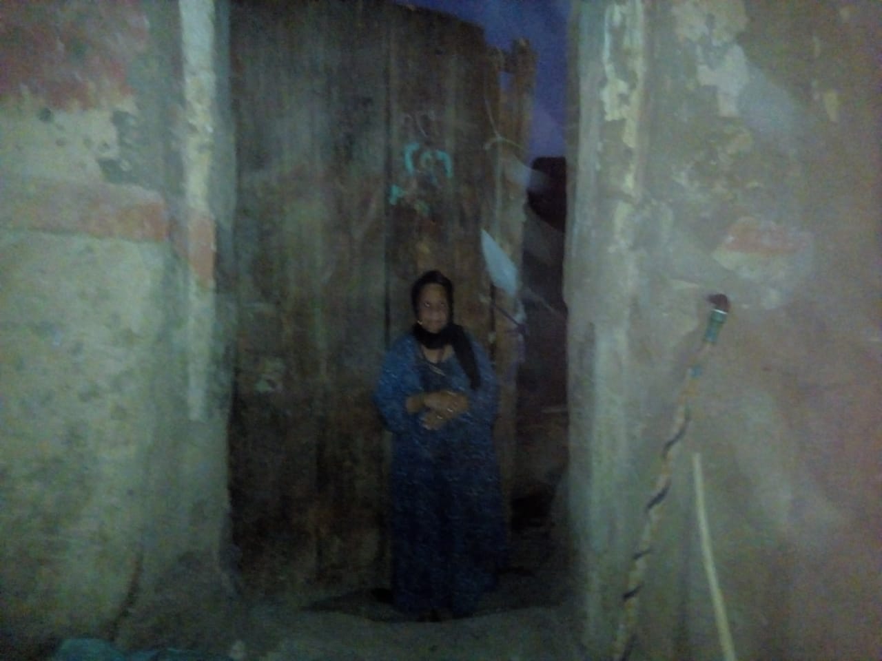 صور.. عجوز تناشد محافظ سوهاج بناء منزلها المنهار بسبب السيول (4)
