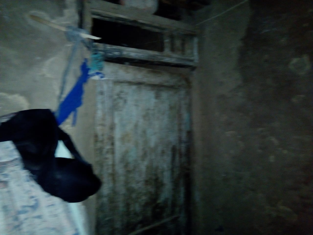 صور.. عجوز تناشد محافظ سوهاج بناء منزلها المنهار بسبب السيول (13)