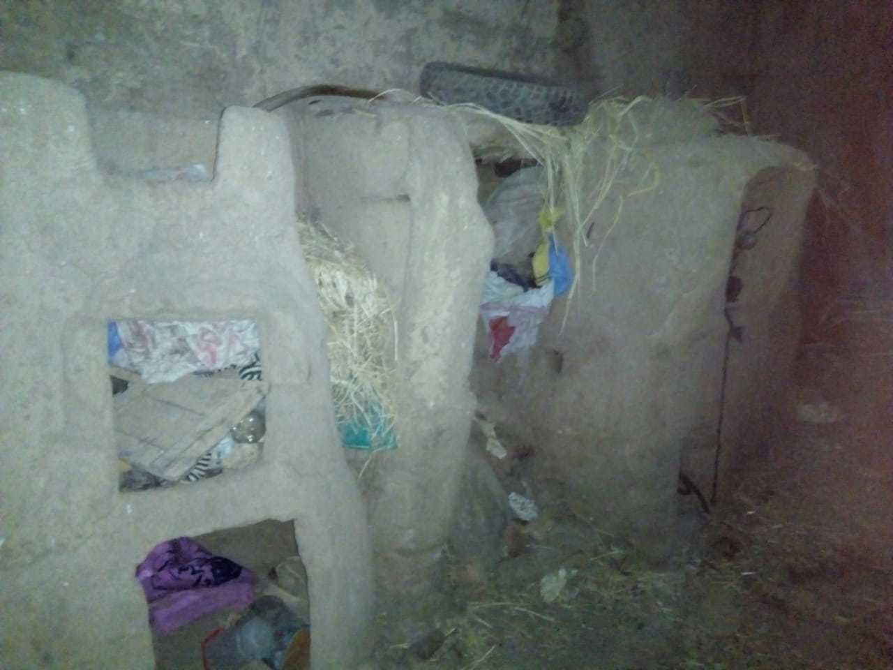 صور.. عجوز تناشد محافظ سوهاج بناء منزلها المنهار بسبب السيول (3)