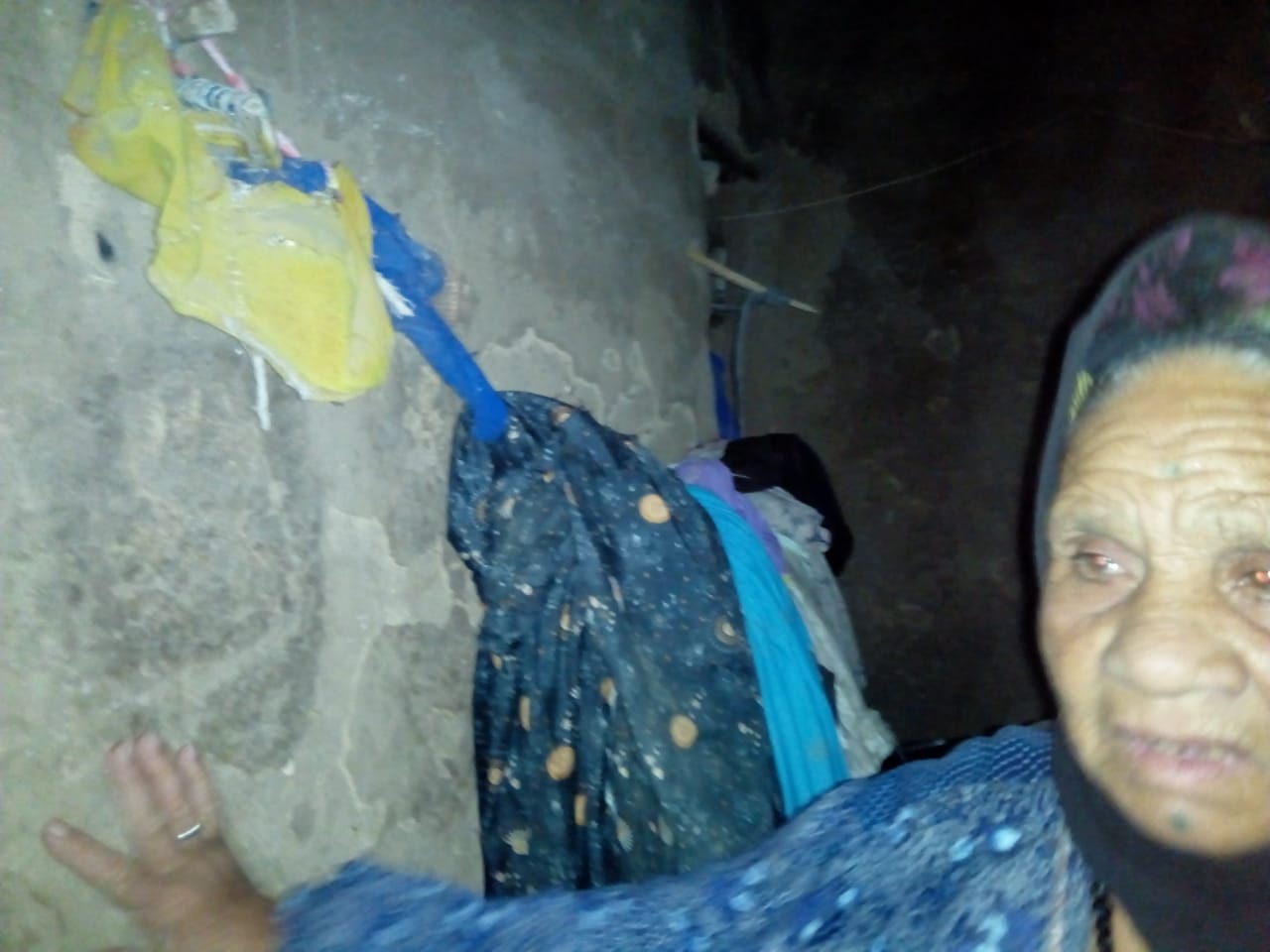صور.. عجوز تناشد محافظ سوهاج بناء منزلها المنهار بسبب السيول (12)