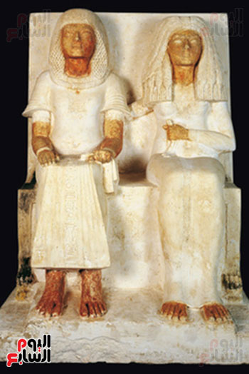 تمثال-من-الحجر-الجيرى-الملون-لمرى-ـ-رع-كاتب-معابد-المعبود-أتون-زوجة-نيا