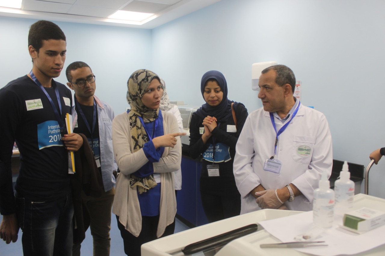 معمل مستشفي أورام الأقصر يحتفل بـاليوم العالمي للباثولوجي (5)