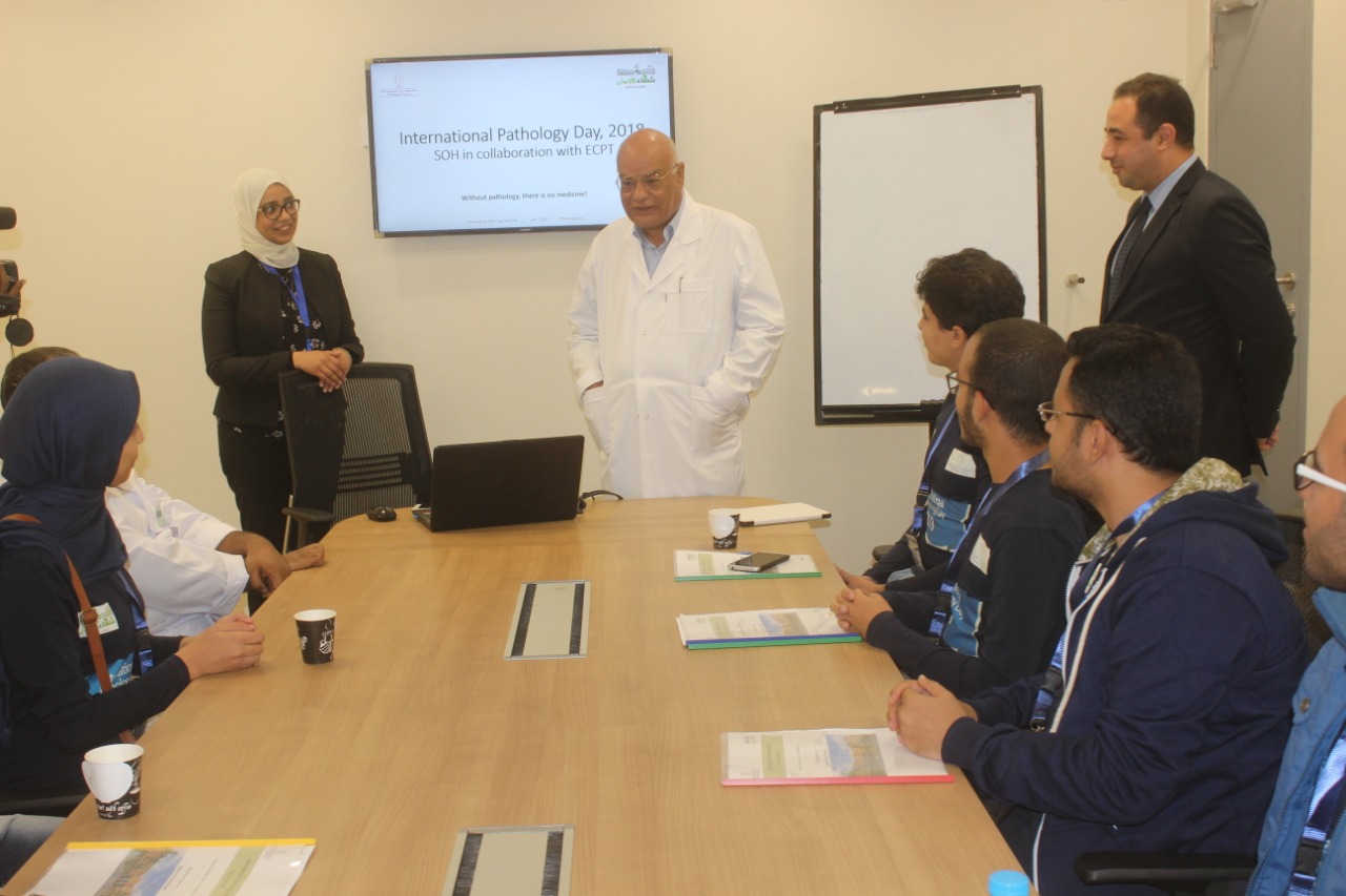 معمل مستشفي أورام الأقصر يحتفل بـاليوم العالمي للباثولوجي (1)