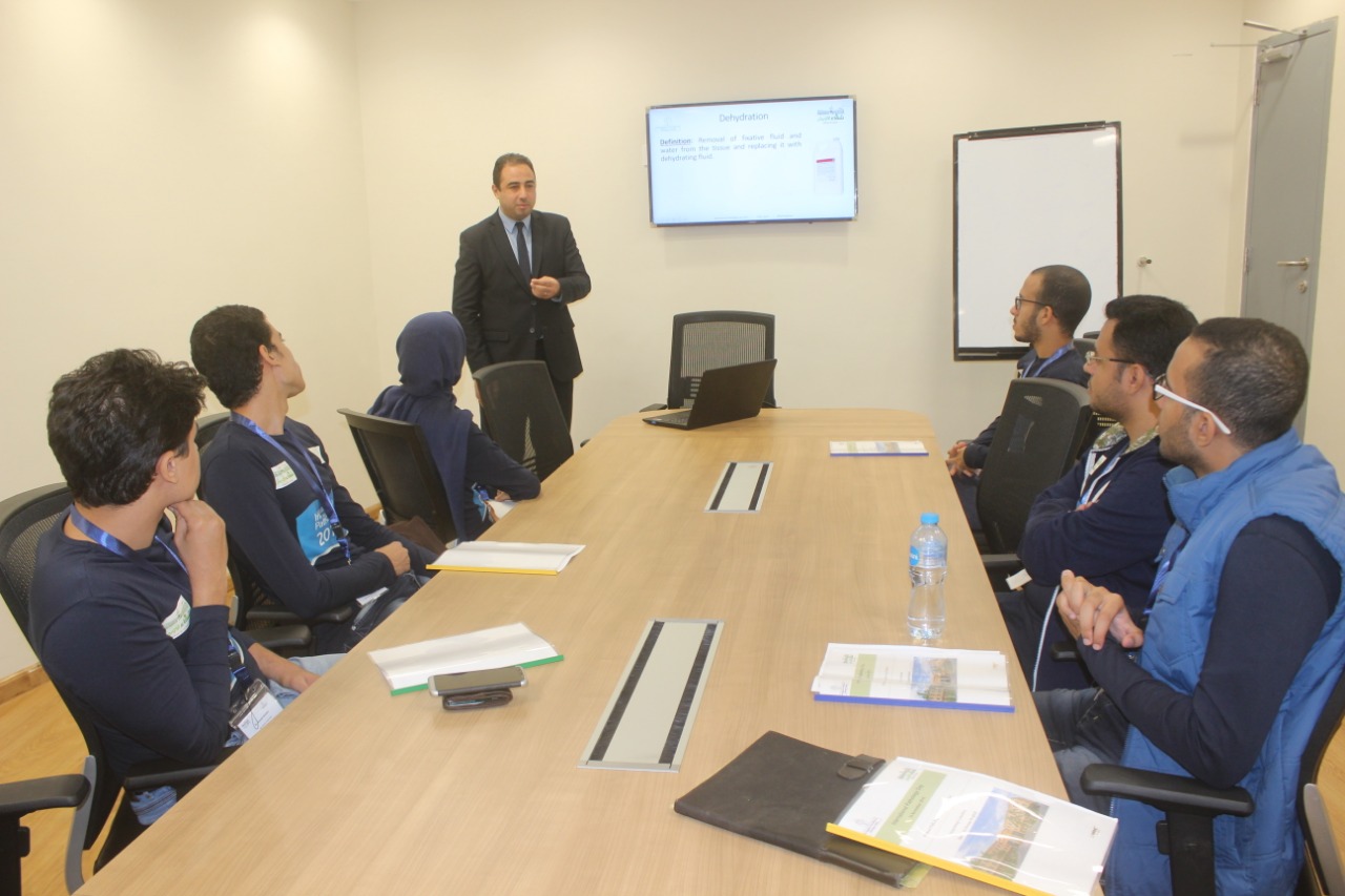 معمل مستشفي أورام الأقصر يحتفل بـاليوم العالمي للباثولوجي (4)