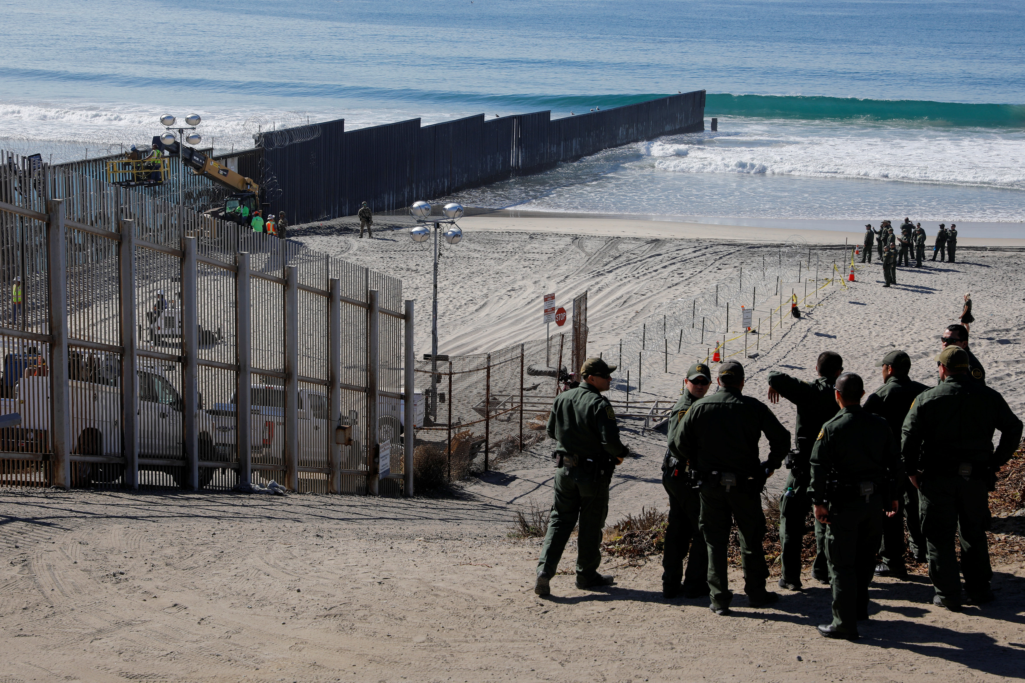 الولايات المتحدة تواصل بناء جدار مع المكسيك (13)