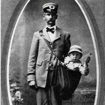 رجل البريد يحمل طفل