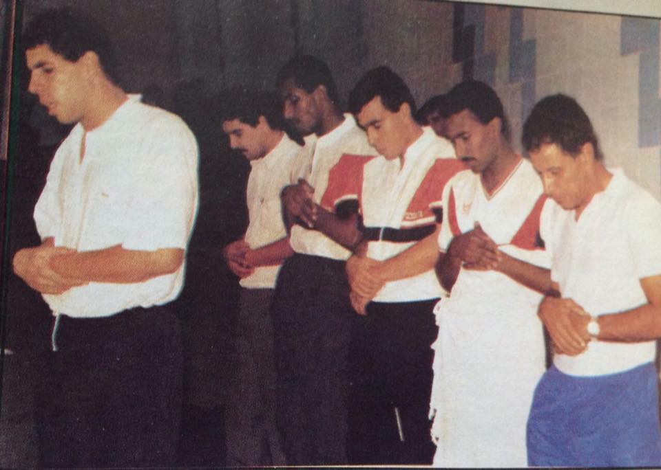 شوبير يؤم اللاعبين فى الصلاة قبل المباراة