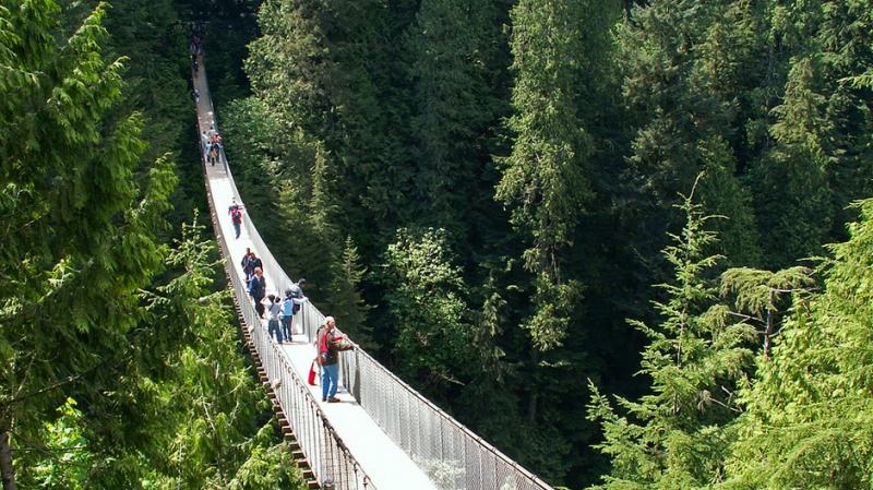 السياح يعبرون جسر النسيان فى كندا