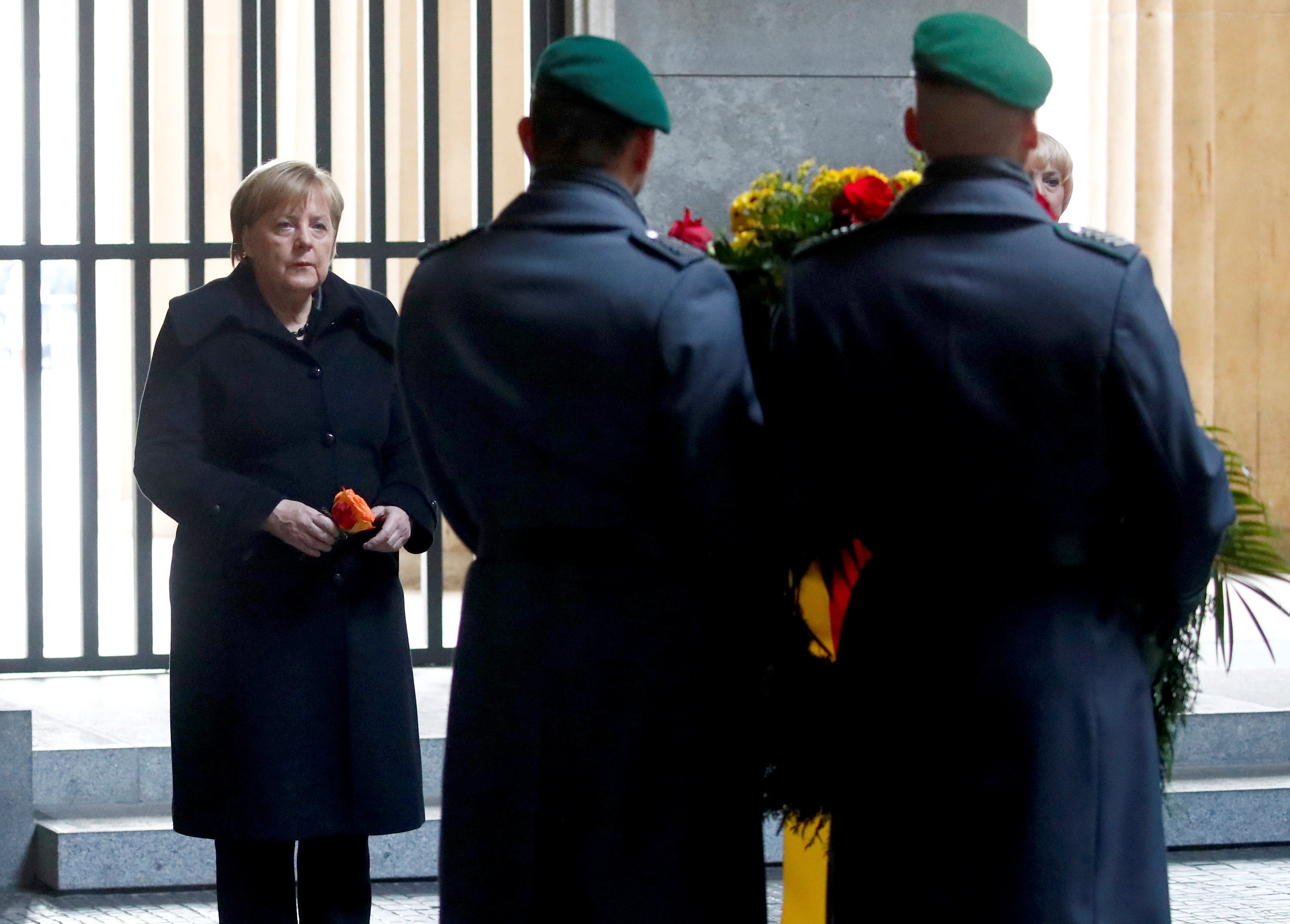 ميركل تضع إكليلا من الزهور أمام النصب التذكارى ببرلين
