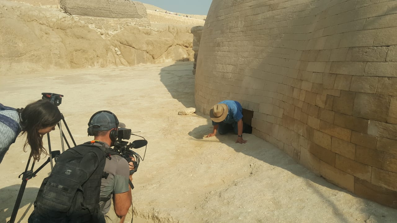 الدكتور زاهى حواس خلال وجودة فى منطقة آثار الهرم (2)